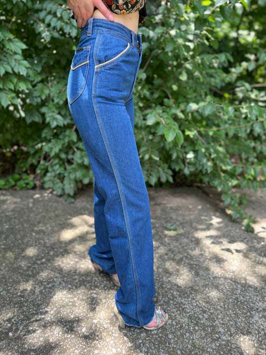 Side view on the model showing the piped front and back pockets