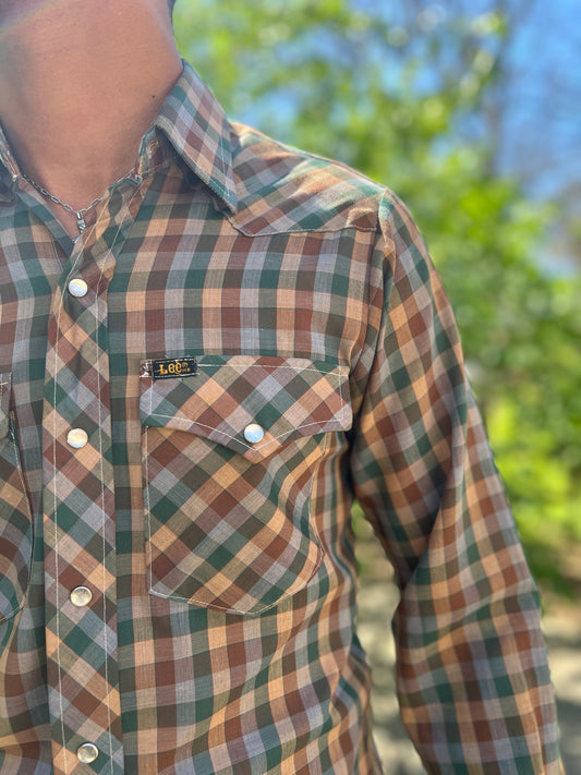 Close-up of the chest showing the pearl snap front, a flap pocket and a small label on the pocket