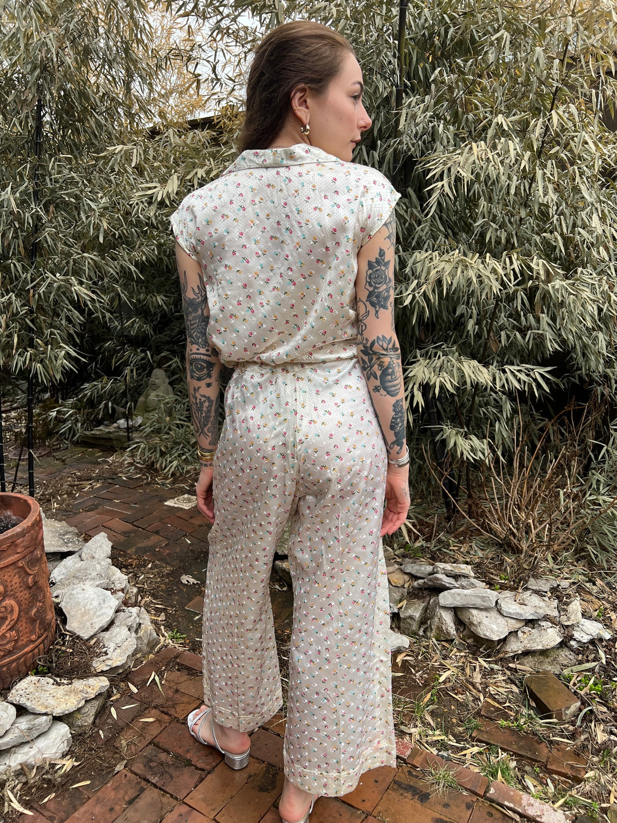 Back view on the model showing the collar, short sleeves and pants
