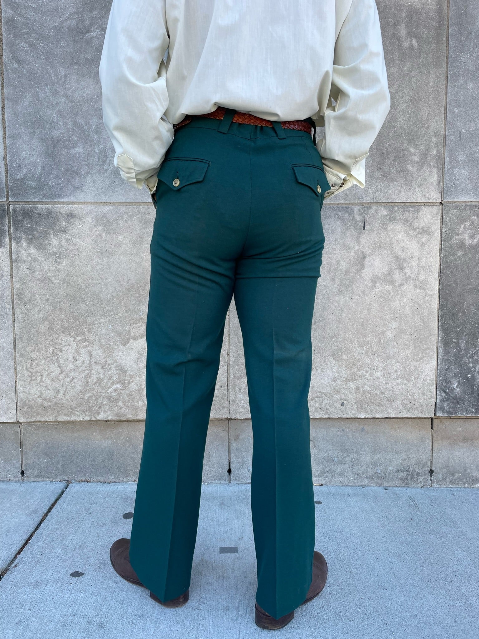 The bell bottom pants became popular in the late 1960s and continued to  widen into the '70s as the… | 70s fashion men, Flare trousers outfit,  Flared trousers outfit