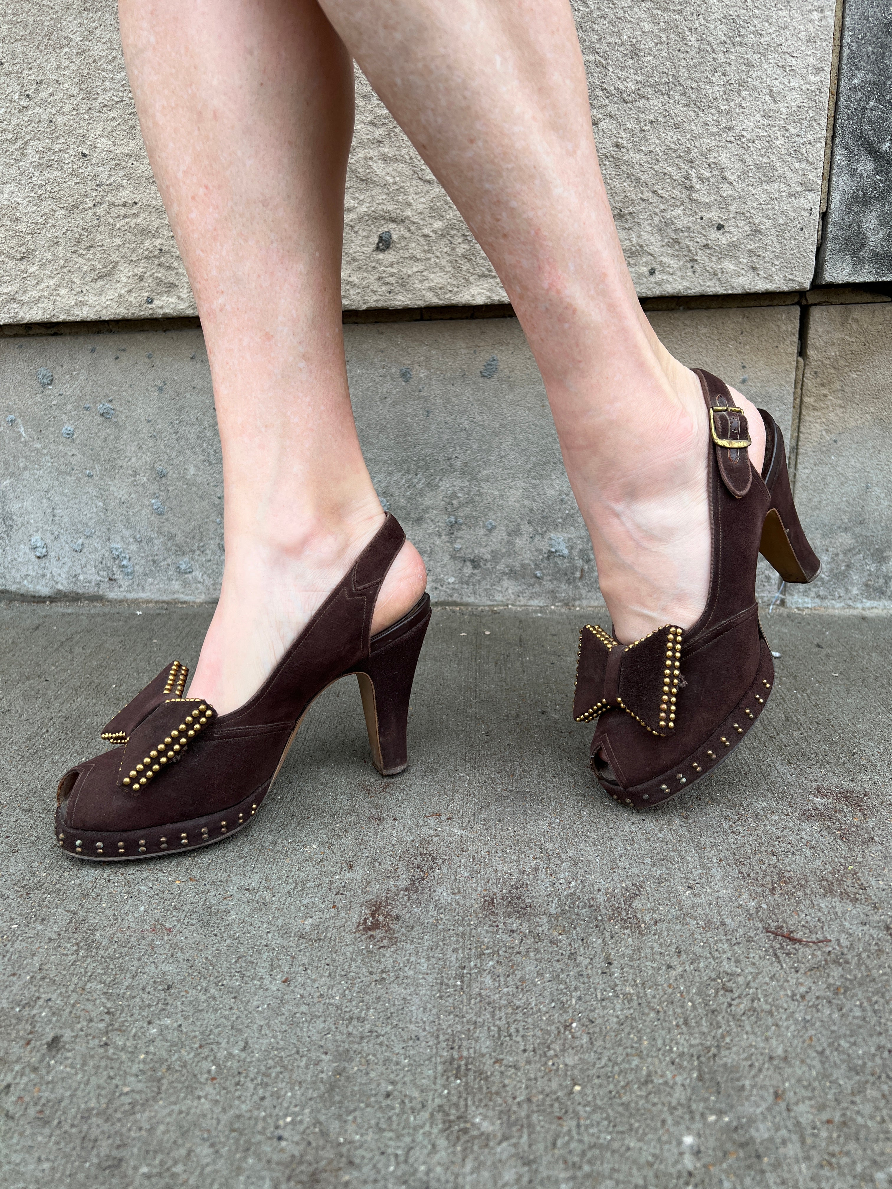 Dark brown 2024 peep toe pumps