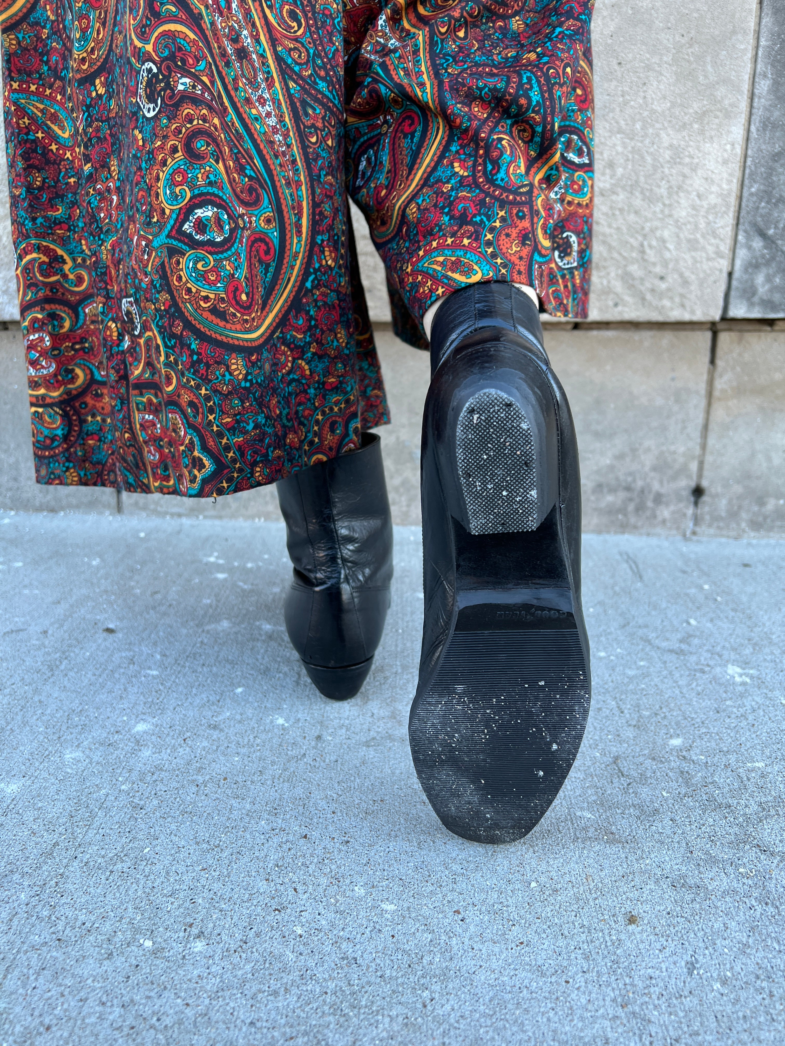 Black leather ankle boots with outlet laces