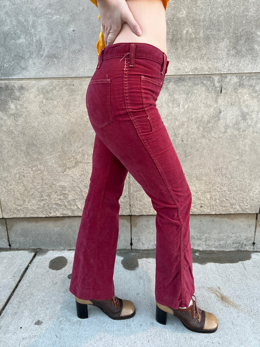 Angled back view on the model showing the flared leg, a back pocket and the side seam